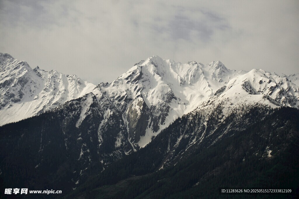 巍峨雪山壮丽景致