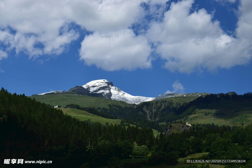 雪山下的葱郁山峦
