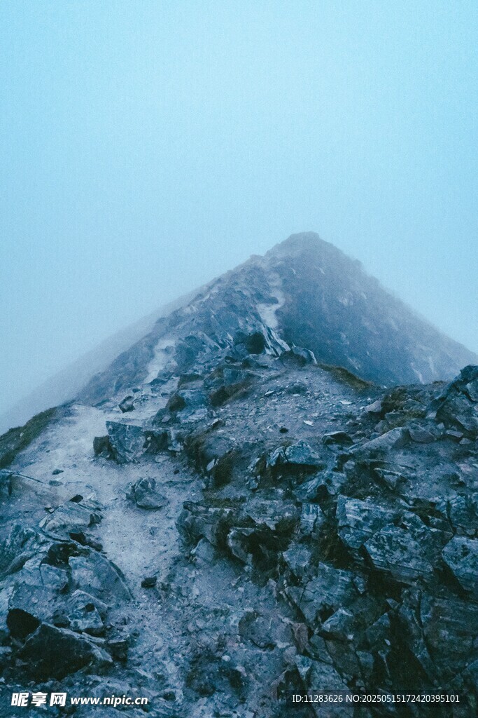 雪覆山峰壮丽景致