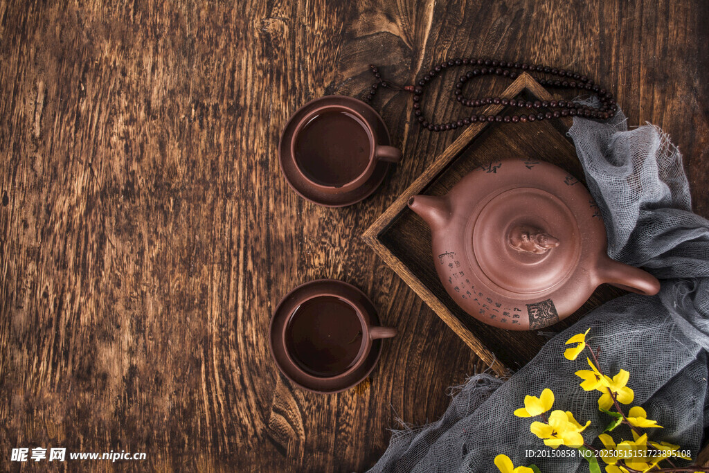 古朴茶具与春日花卉搭配