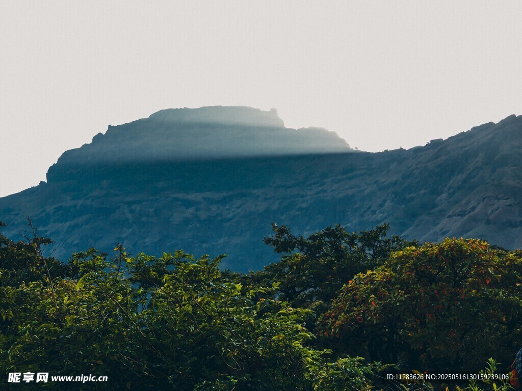 山峦叠翠间的绿意景致