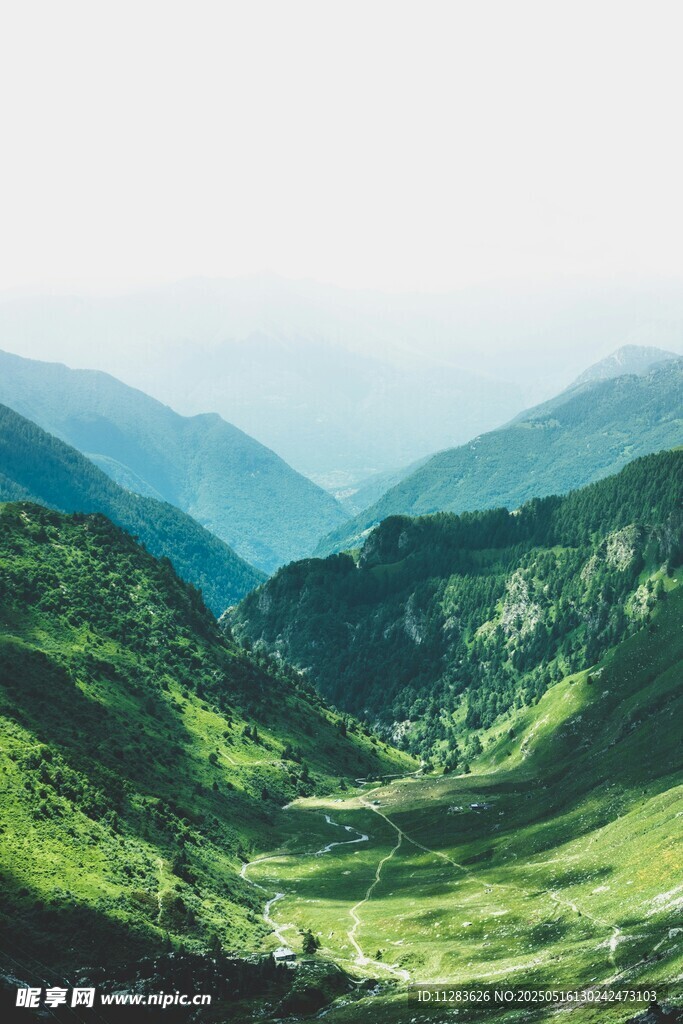 翠绿山峦美景