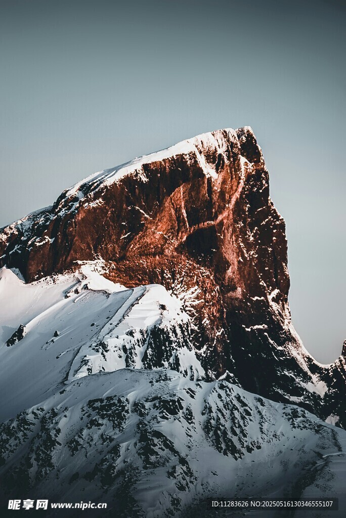 壮丽雪山山峰景观
