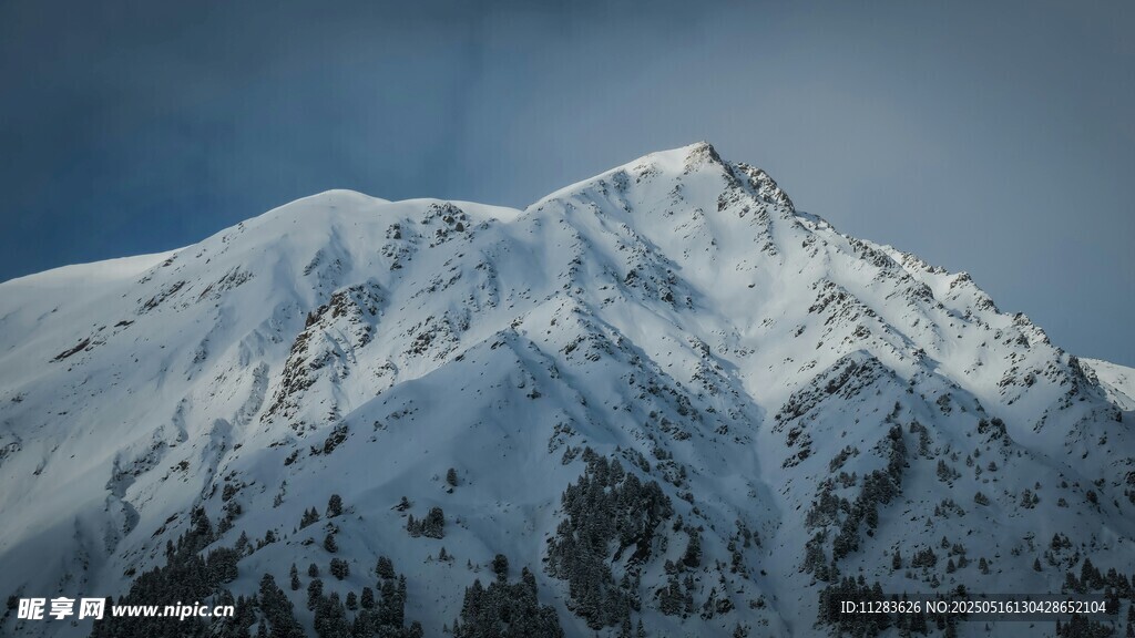 巍峨雪山壮丽景致