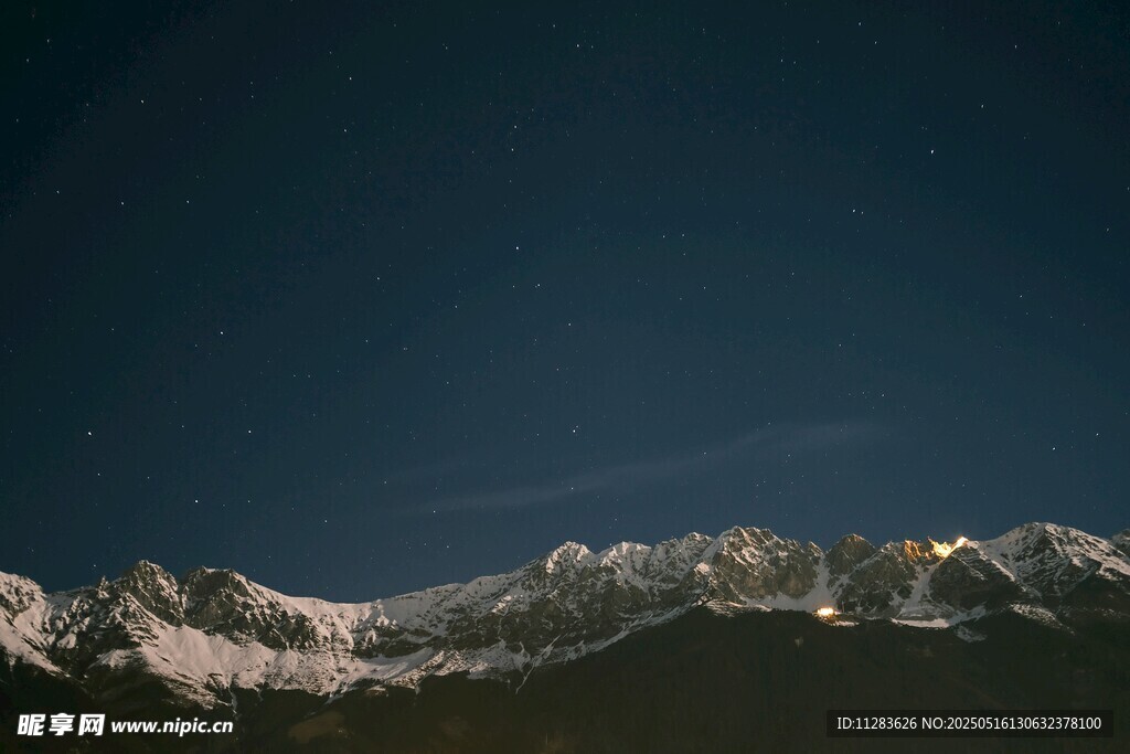 夜幕下的雪山美景