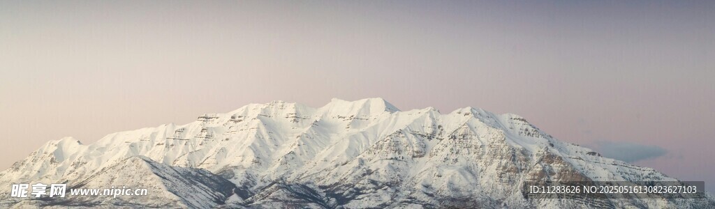 巍峨雪山壮丽景致