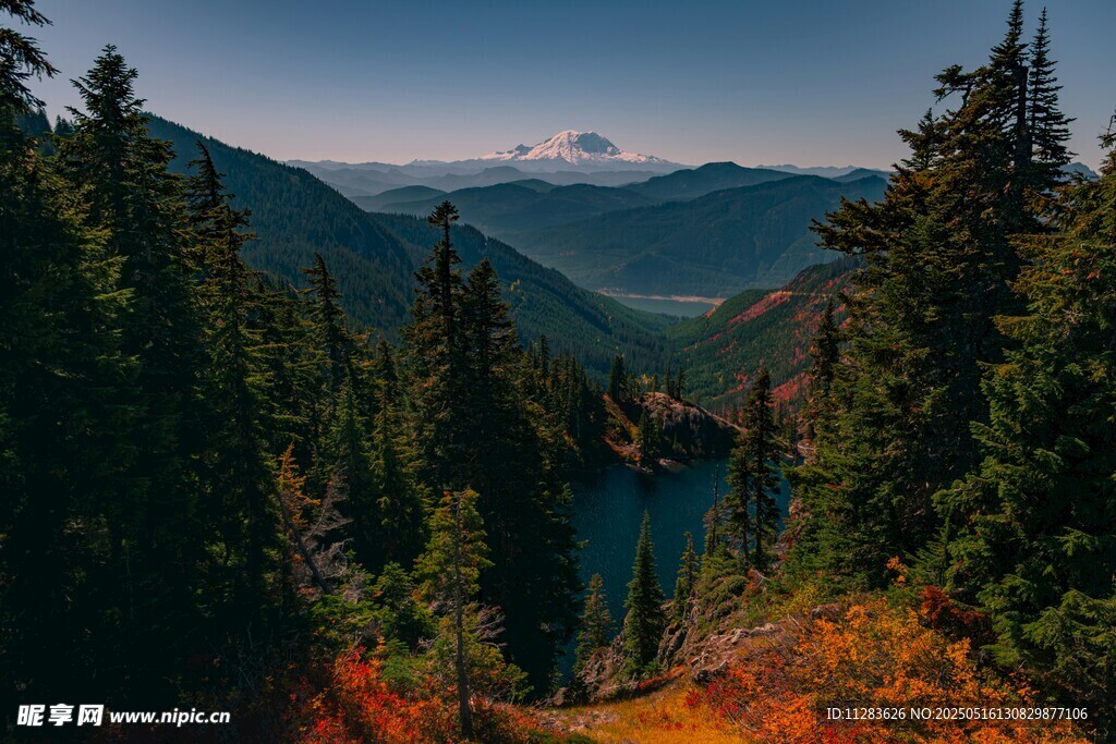 山林间的幽蓝湖泊美景
