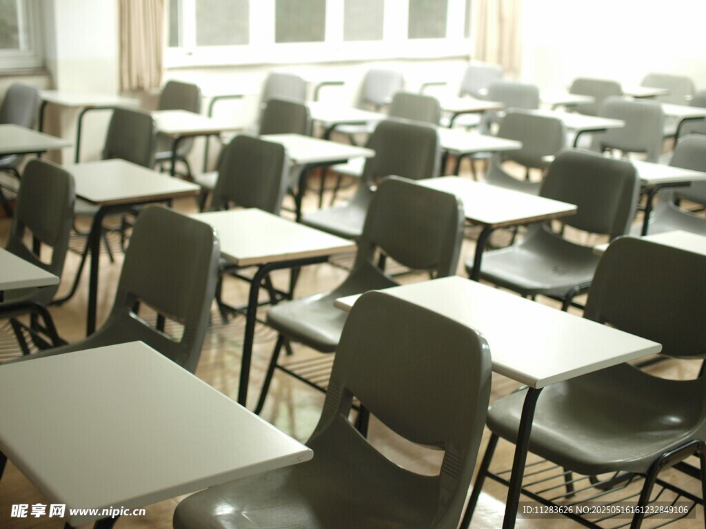 教室中的桌椅整齐排列