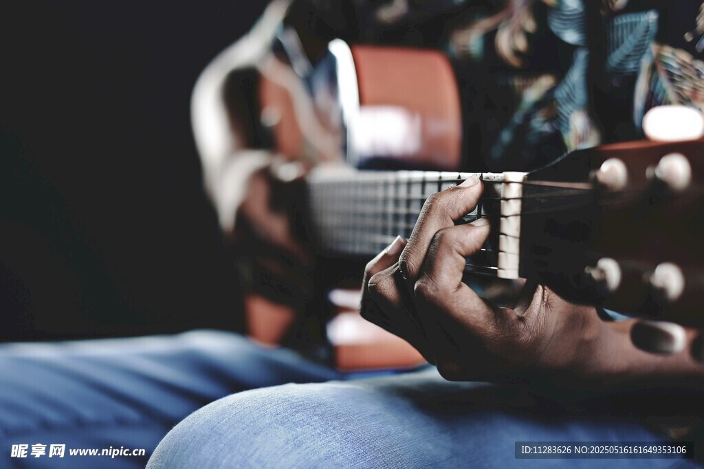 弹奏吉他的手部特写