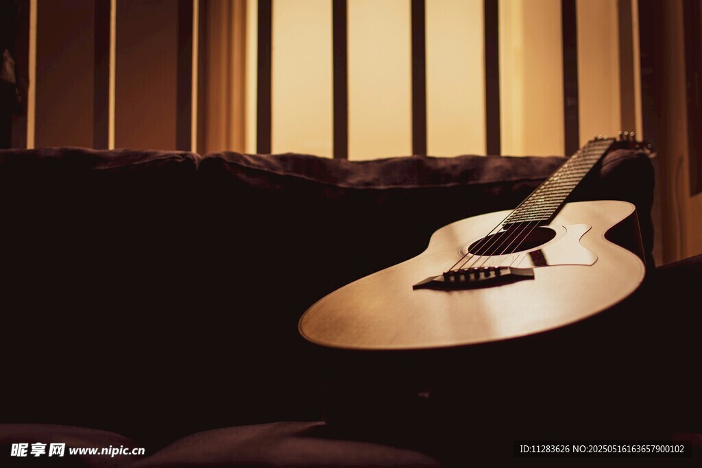 沙发上的木吉他