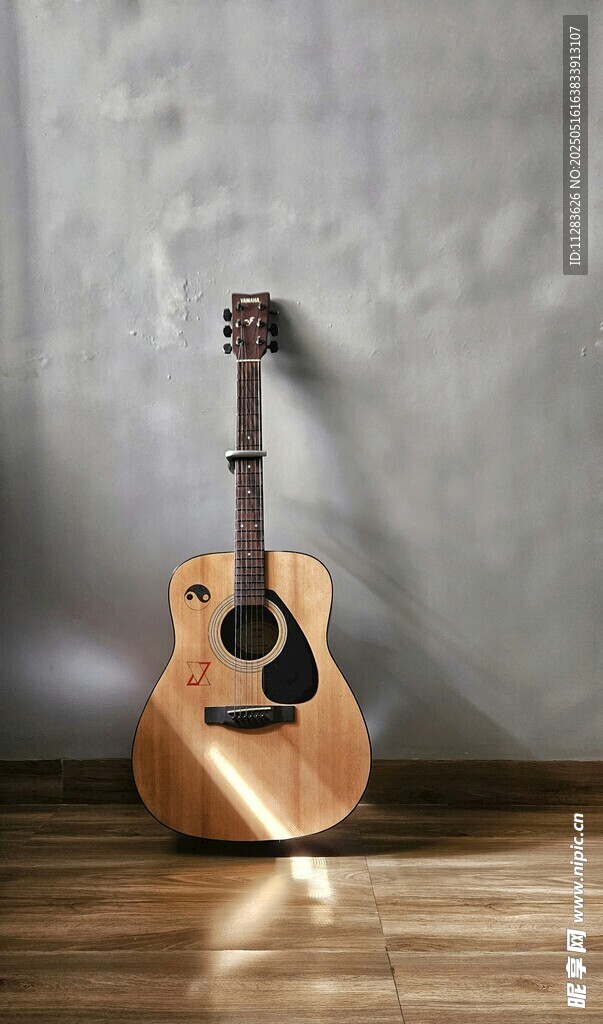 木质吉他靠墙优雅摆放