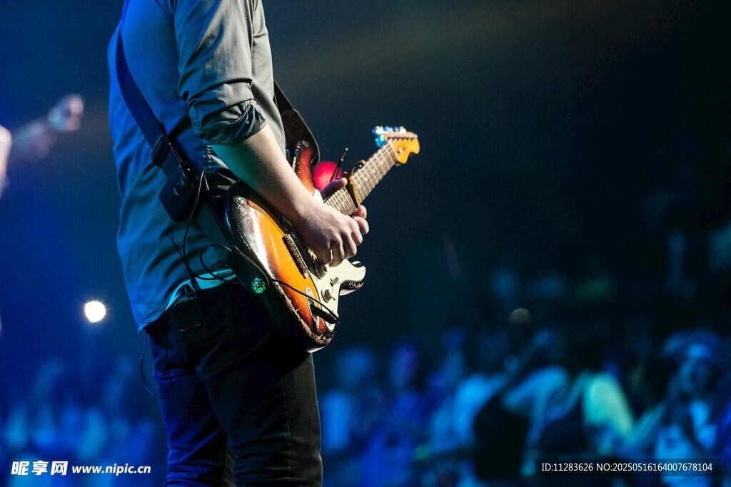 舞台上的吉他演奏者