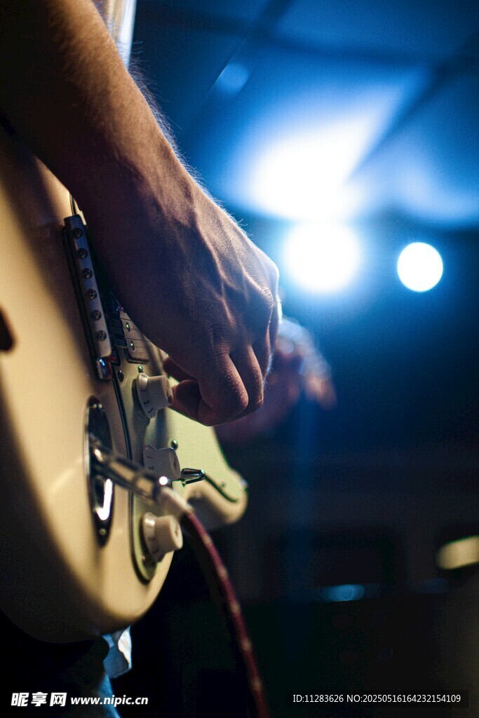 演奏中的吉他手特写