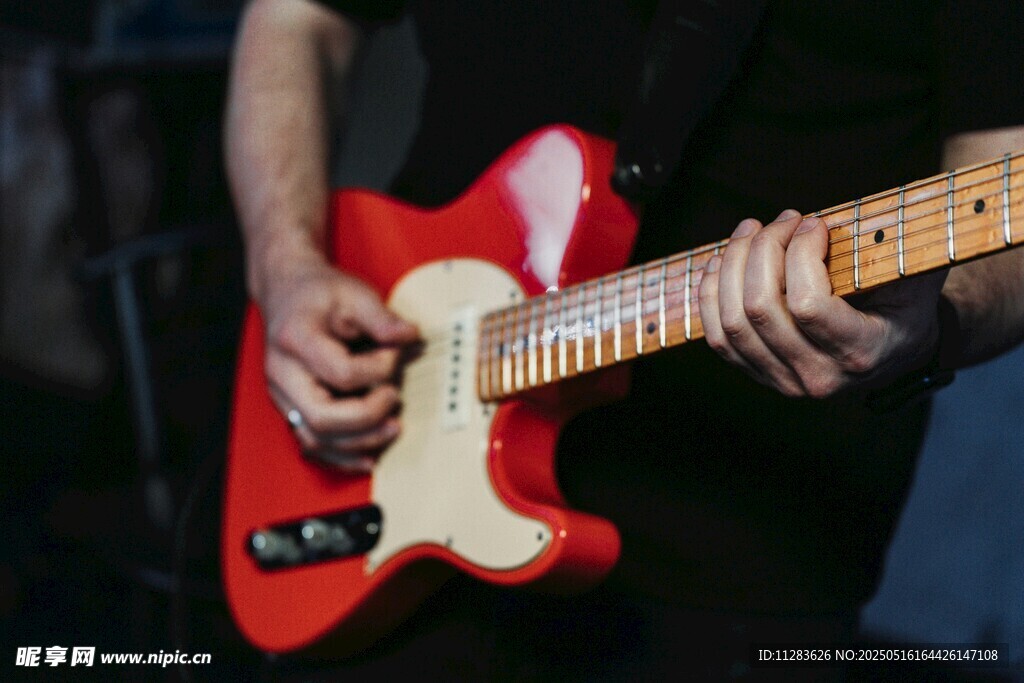 演奏红色电吉他的乐手