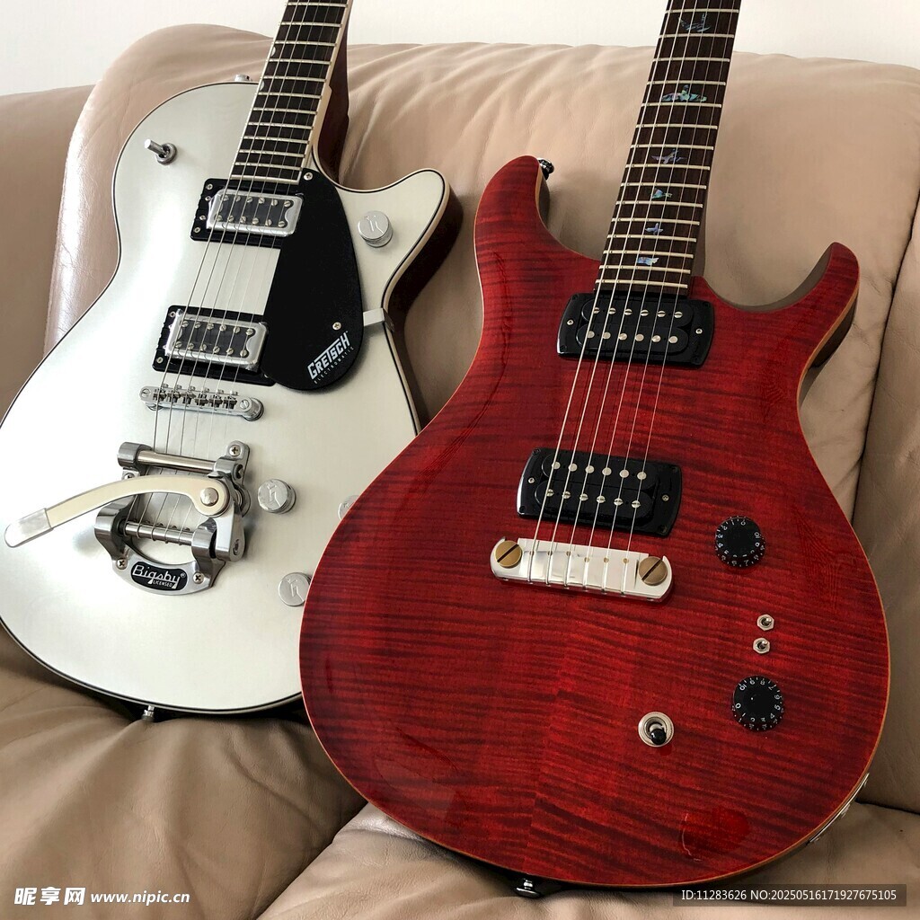 两把精美电吉他展示