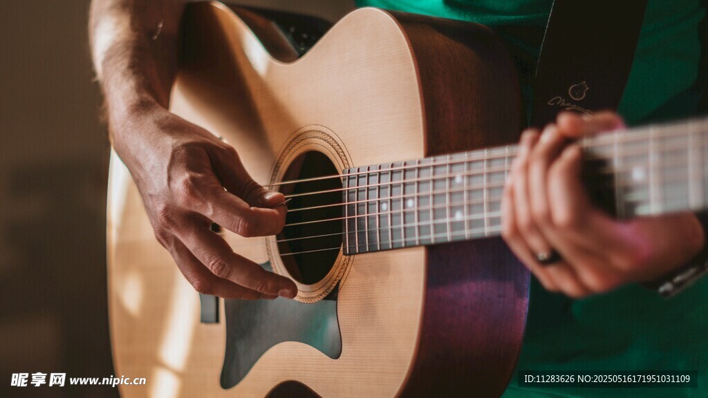 弹奏吉他的手部特写