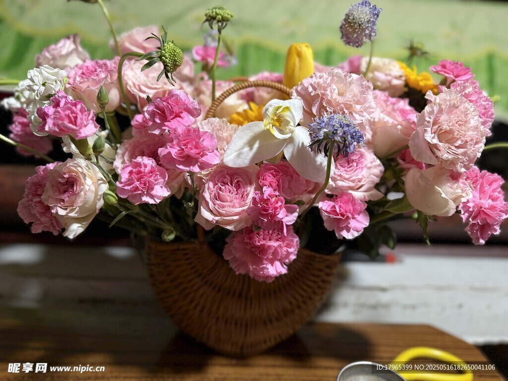 多彩鲜花装点精美花篮