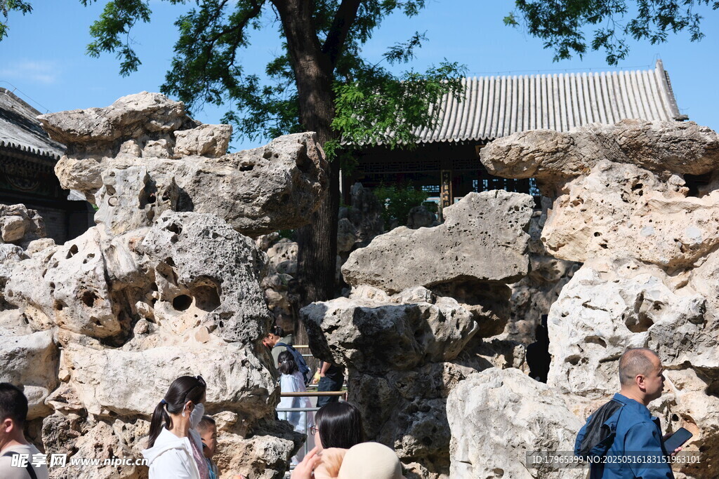 游客赏景古老石堆奇观