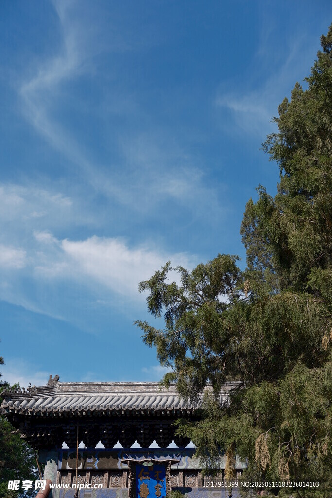 古建蓝天绿树风景如画