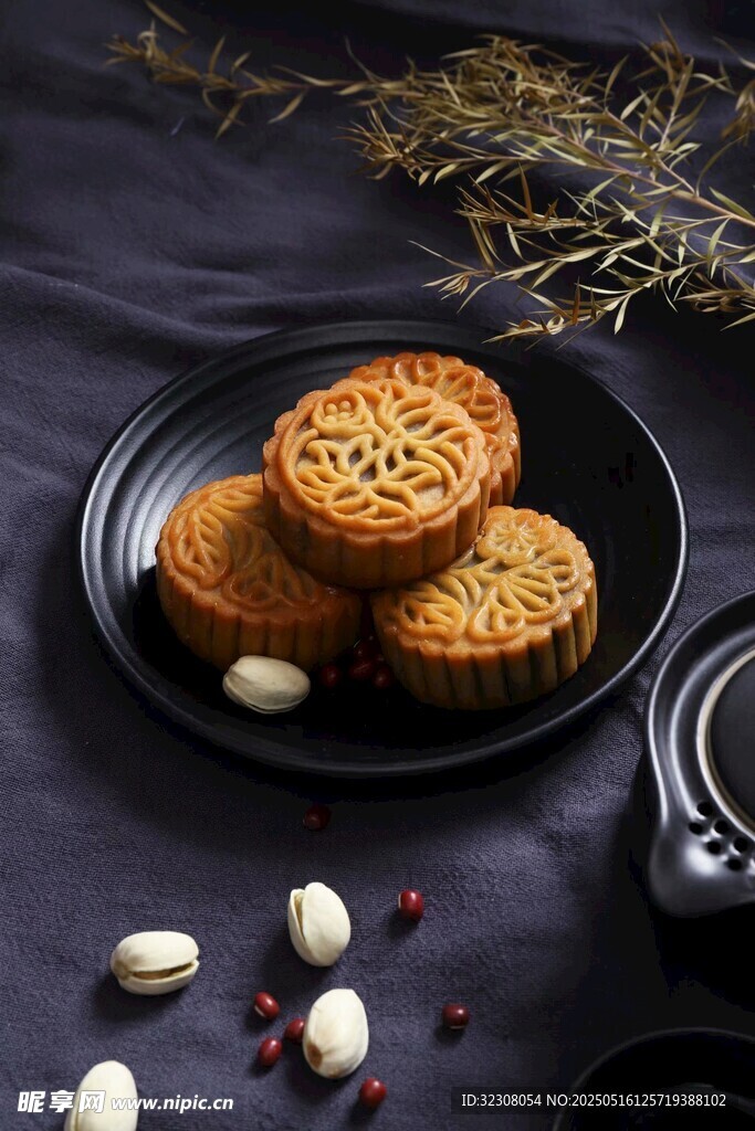 传统美味月饼摆拍展示