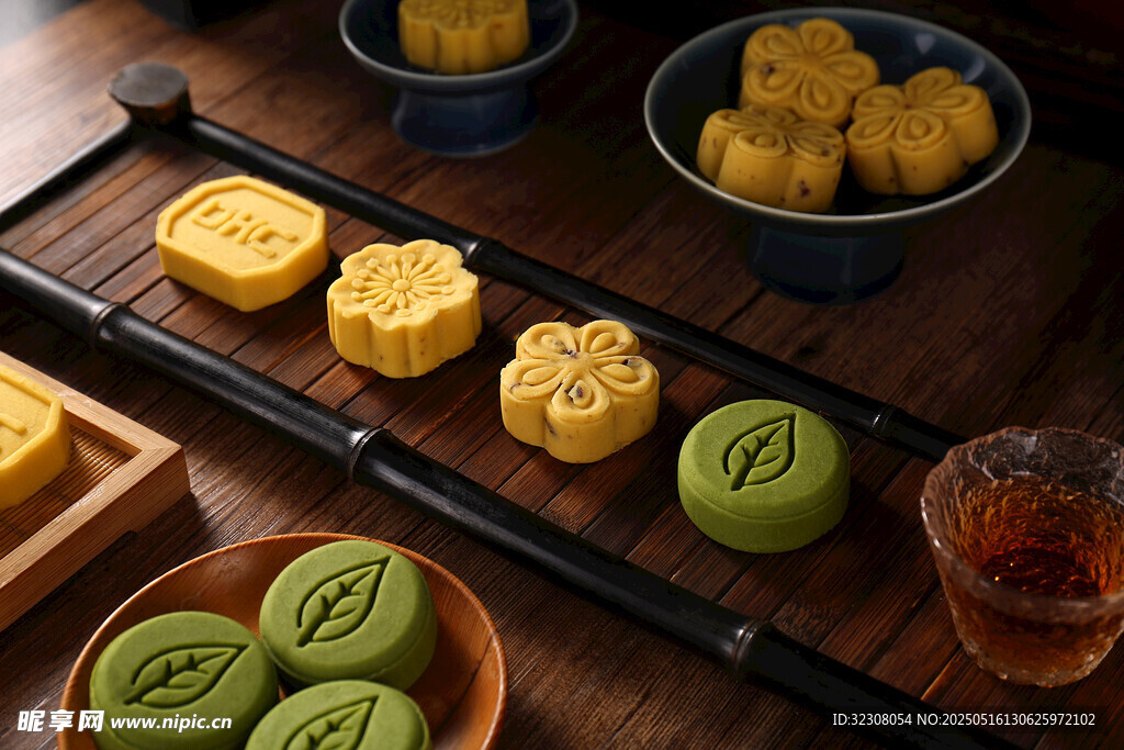 多样精美月饼与茶具展示