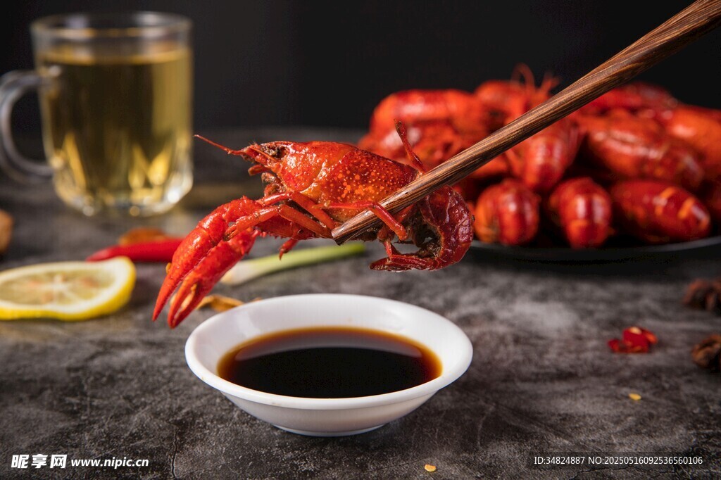 美味小龙虾配蘸料与啤酒