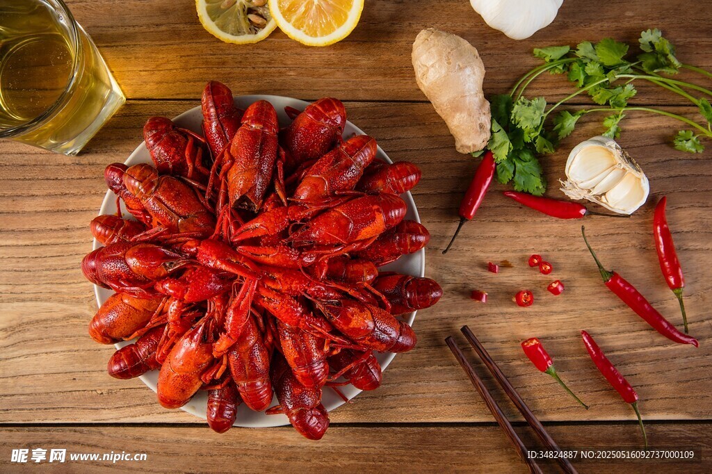 美味小龙虾摆放在木桌上