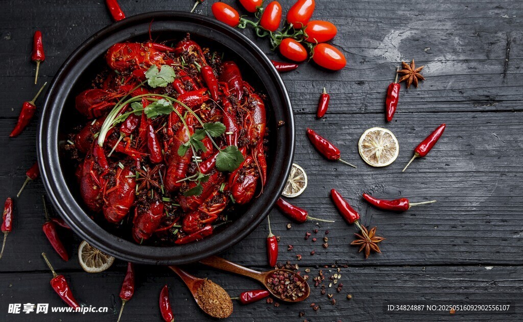 锅中美味小龙虾及配料