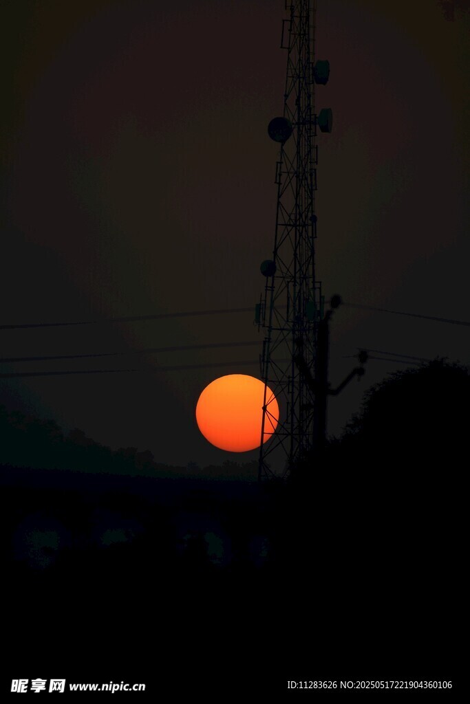 夕阳下的通信塔剪影
