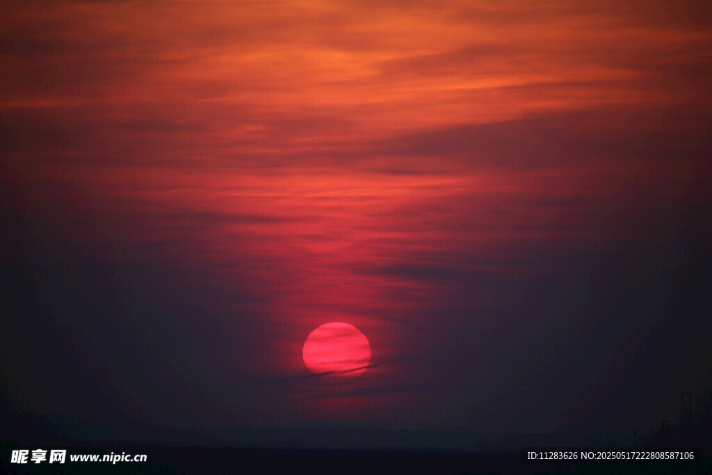 夕阳西下的绚烂天空