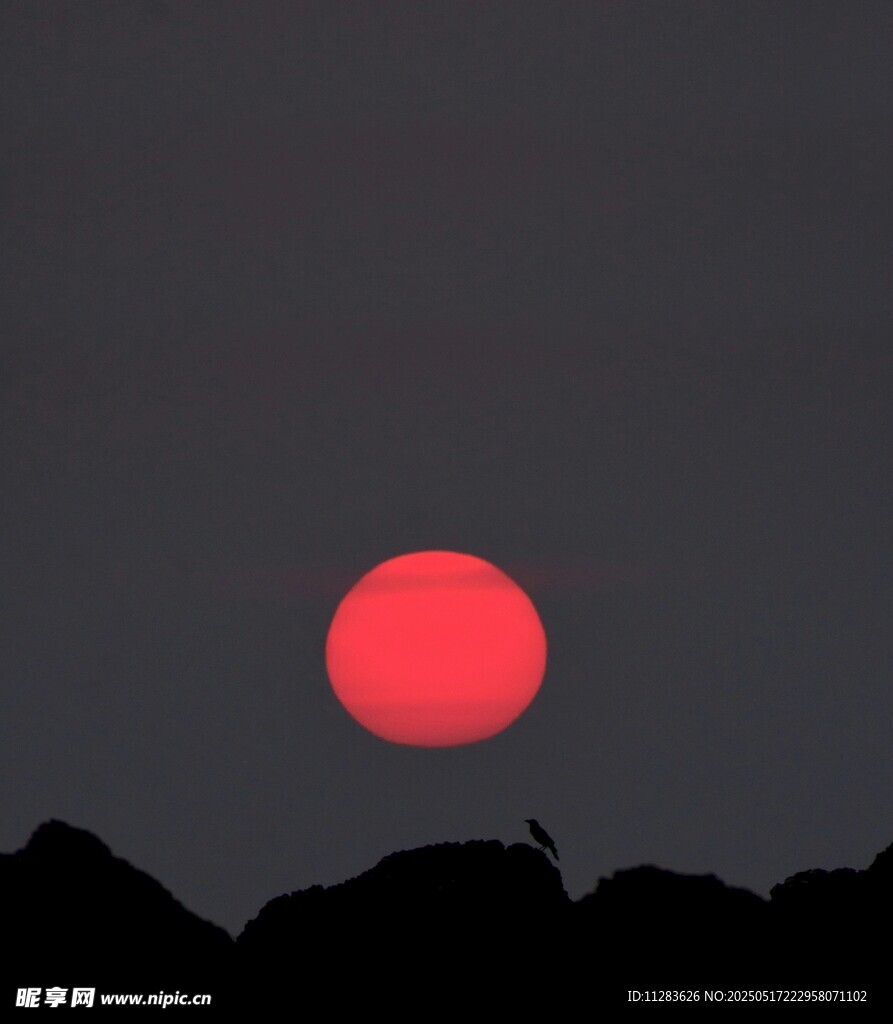 夕阳西下映山峦