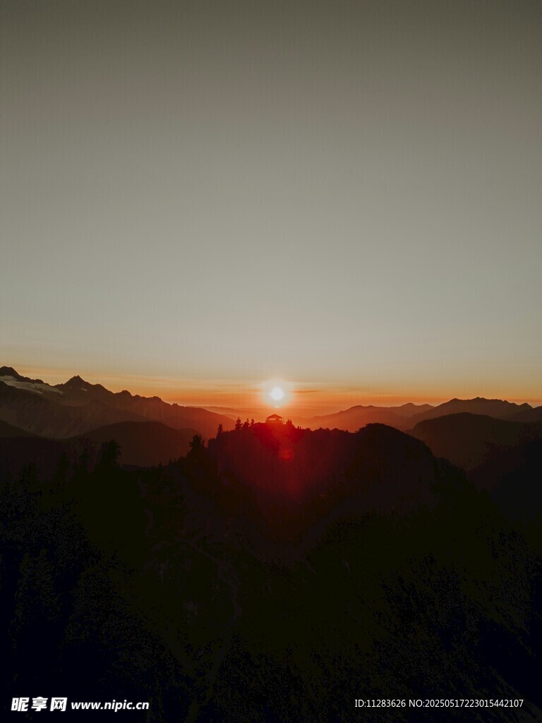 山间日落美景