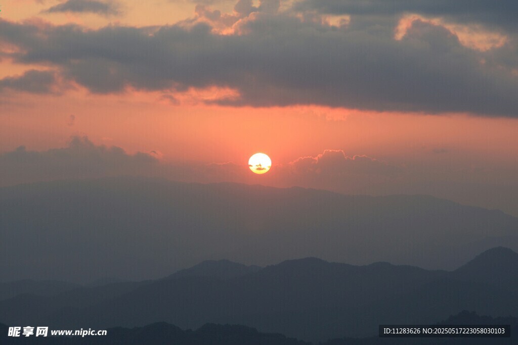 山间日落美景