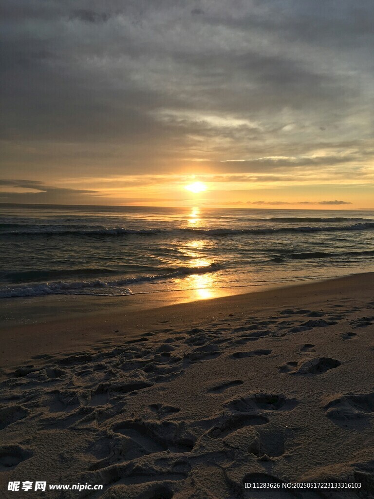 海边日落沙滩美丽景象