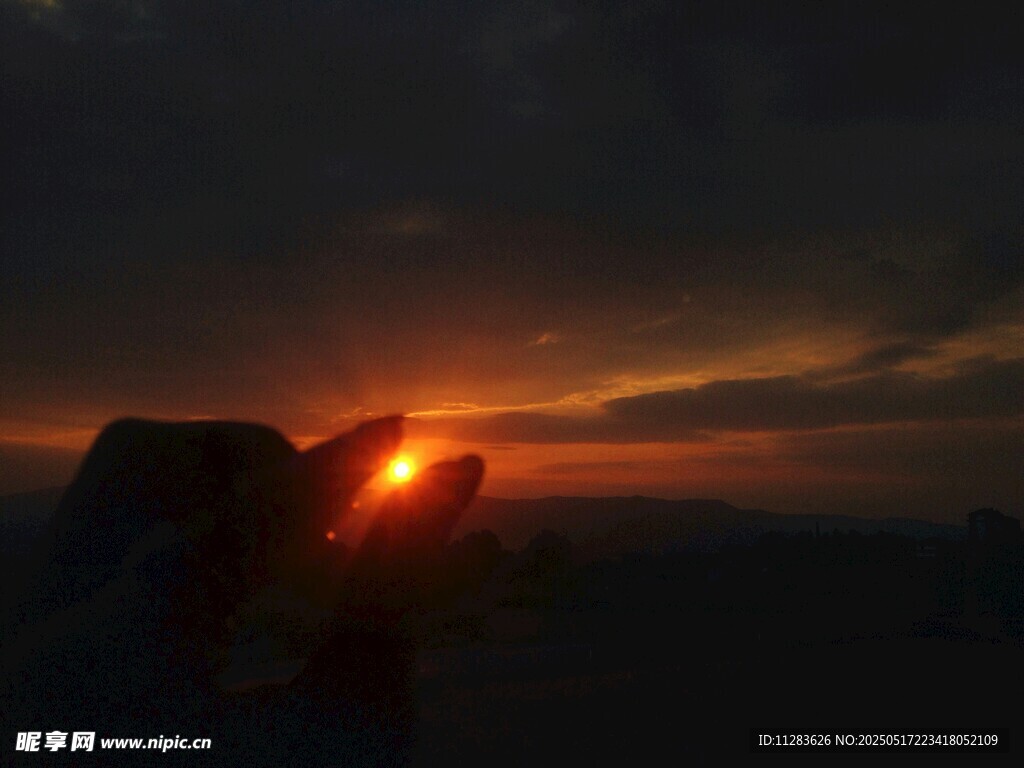 夕阳下的神秘剪影景观