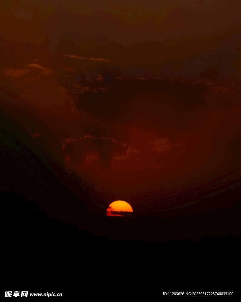 日落时分的壮丽山间景象