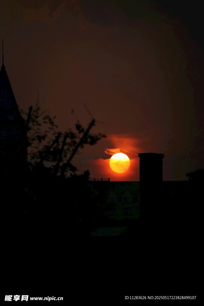夕阳西下的城市剪影