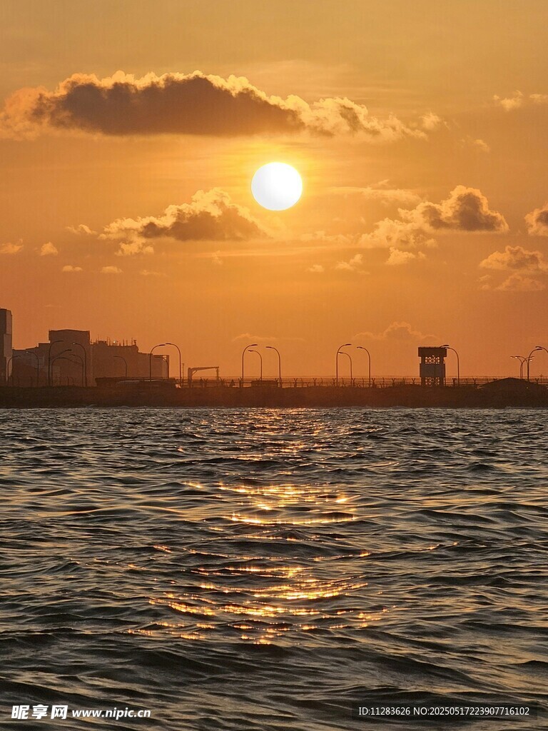 海上日落城市天际线美景