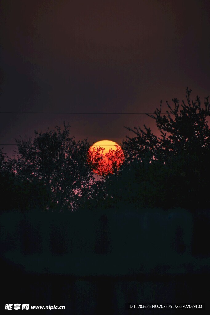 夕阳西下映红天际