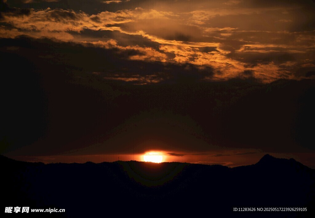 壮丽夕阳下的山峦剪影