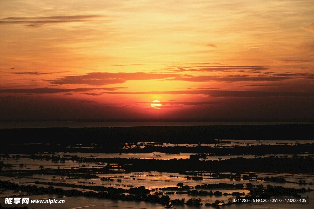 夕阳下的广袤湿地景观