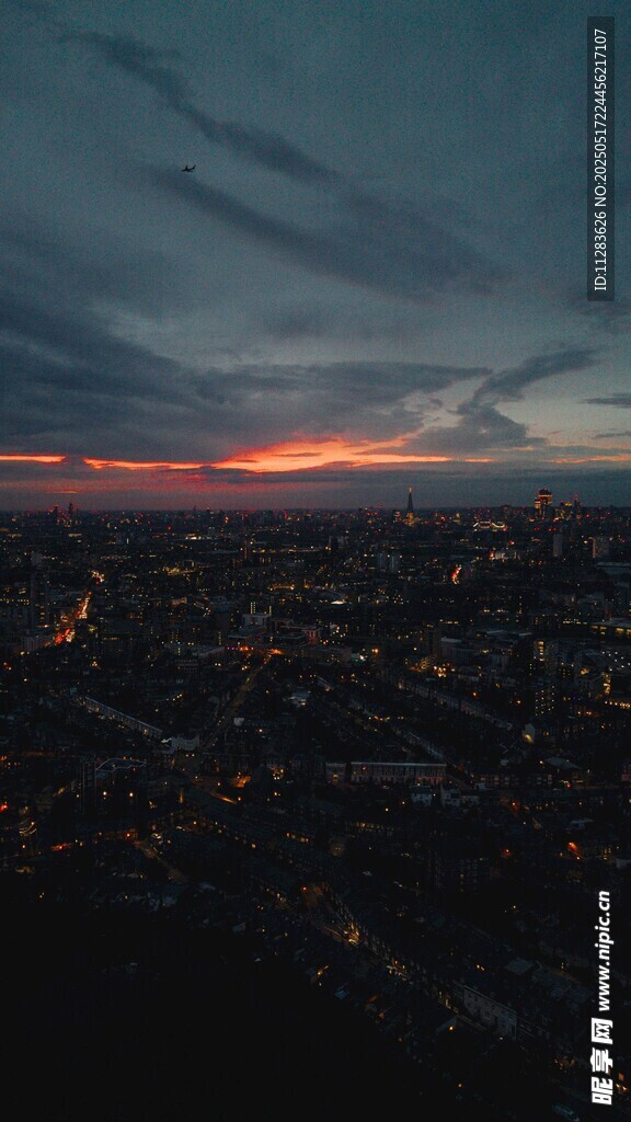 城市黄昏夜景俯瞰图