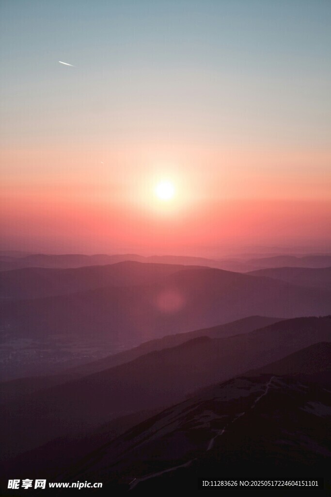 日出时分的壮美山峦景色