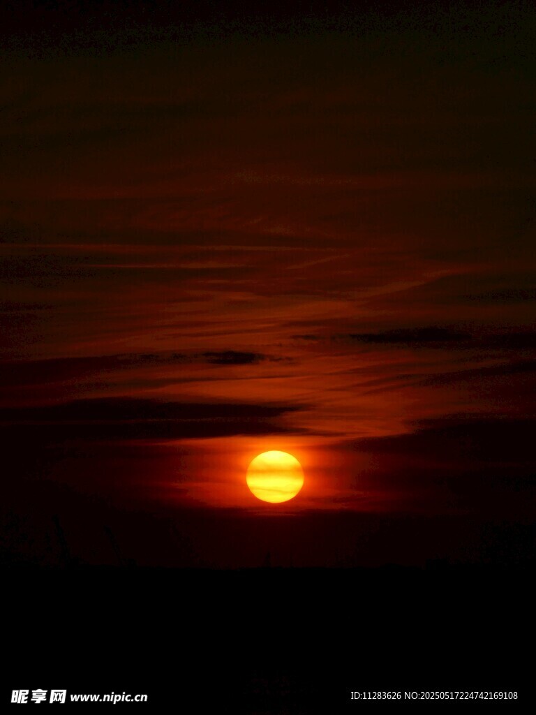 夕阳西下映天际