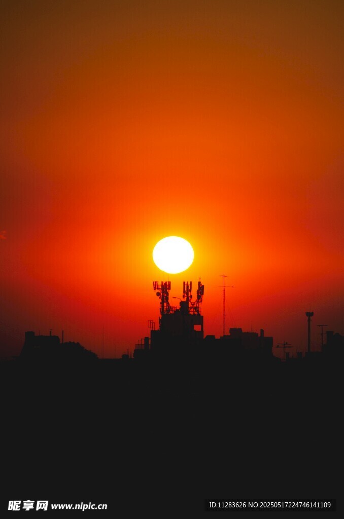 夕阳下的塔吊剪影