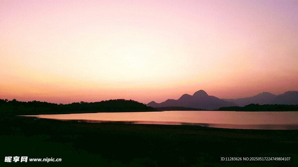 日落时分的湖山美景