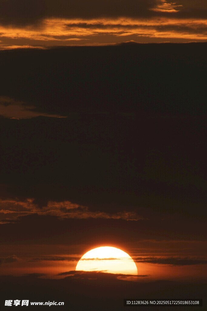 夕阳西下的壮丽景象