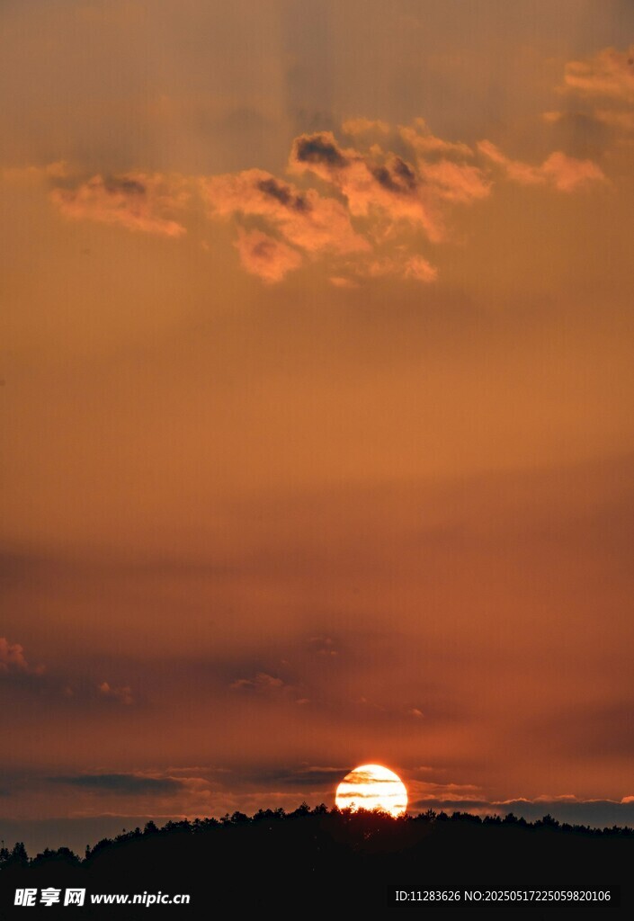 日落时分的绚烂天空