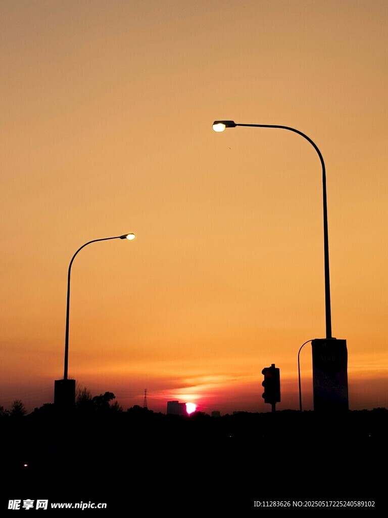 夕阳下路灯光影剪影