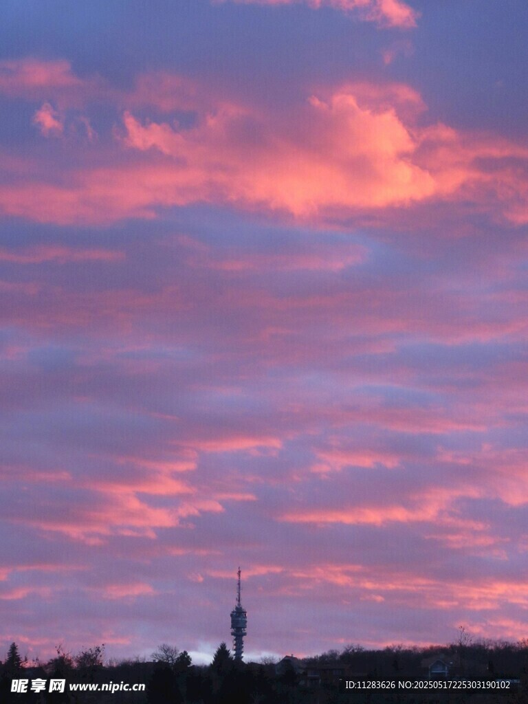 晚霞中的城市天际线